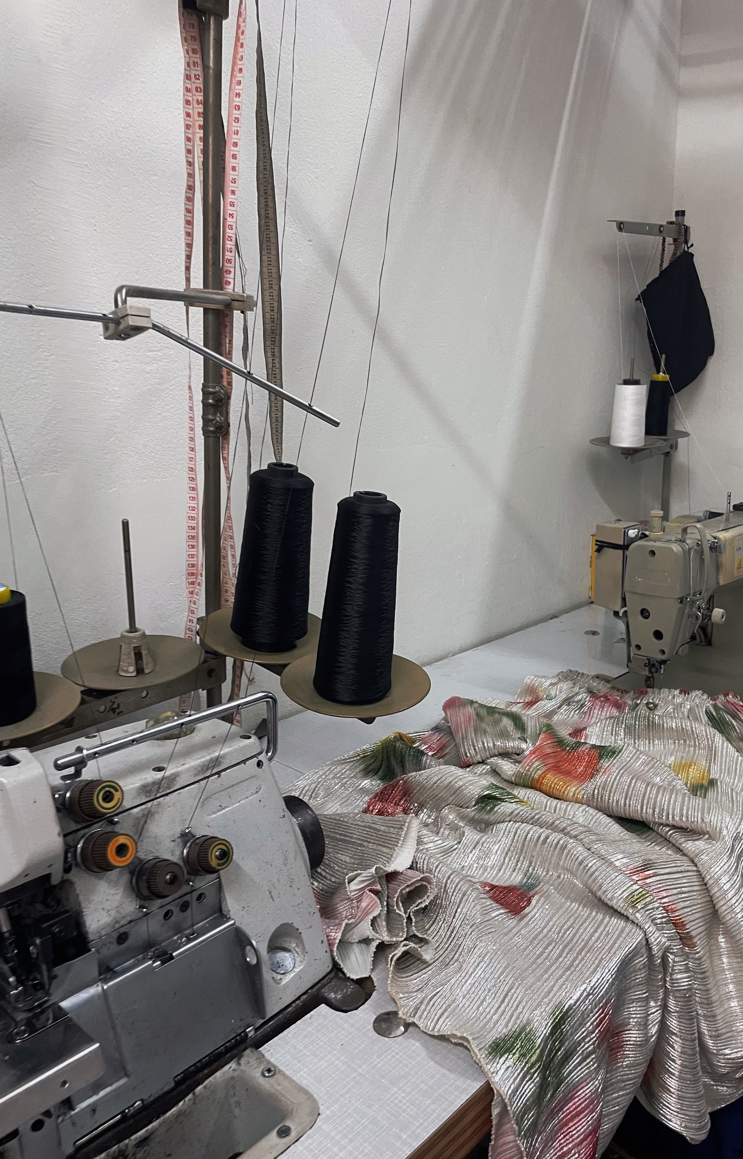 robe al huda cousu à la main dans un atelier éthique à istanbul flowae