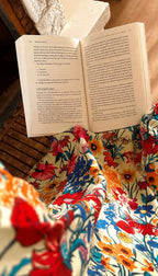 Lecture du Coran en robe de prière fleurie multicolore — moment de spiritualité avec Flowae