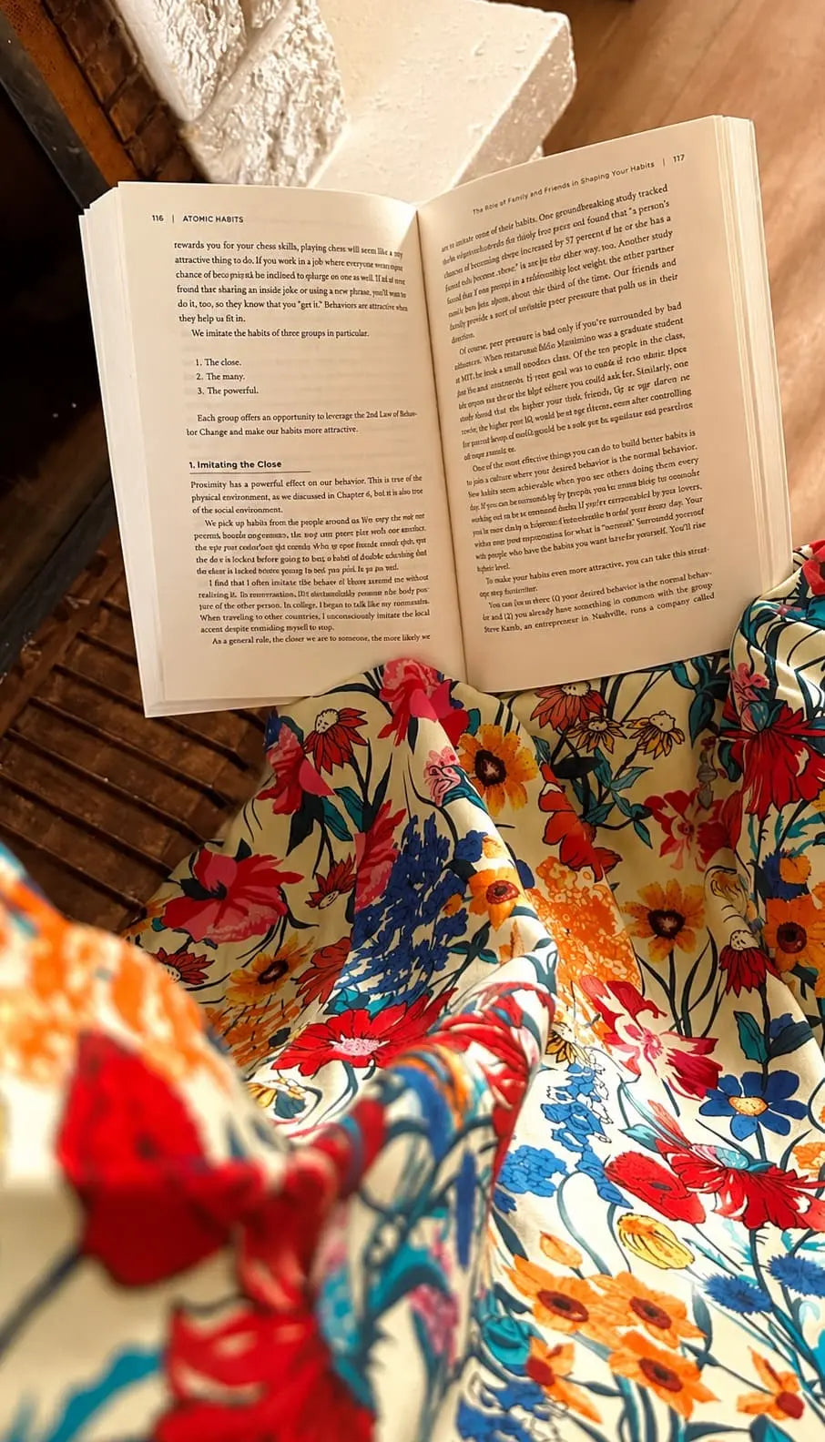 Lecture du Coran en robe de prière fleurie multicolore — moment de spiritualité avec Flowae