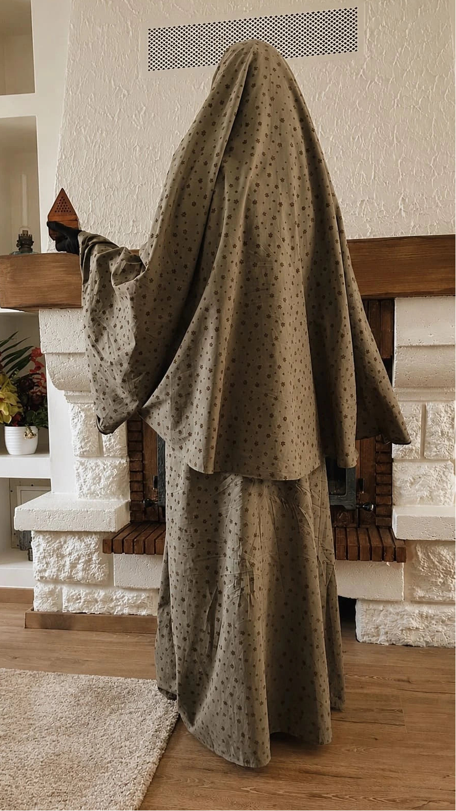 Robe de prière femme en coton et lin fleuri en velours, coloris sauge kaki— tenue de prière longue et confortable Flowae