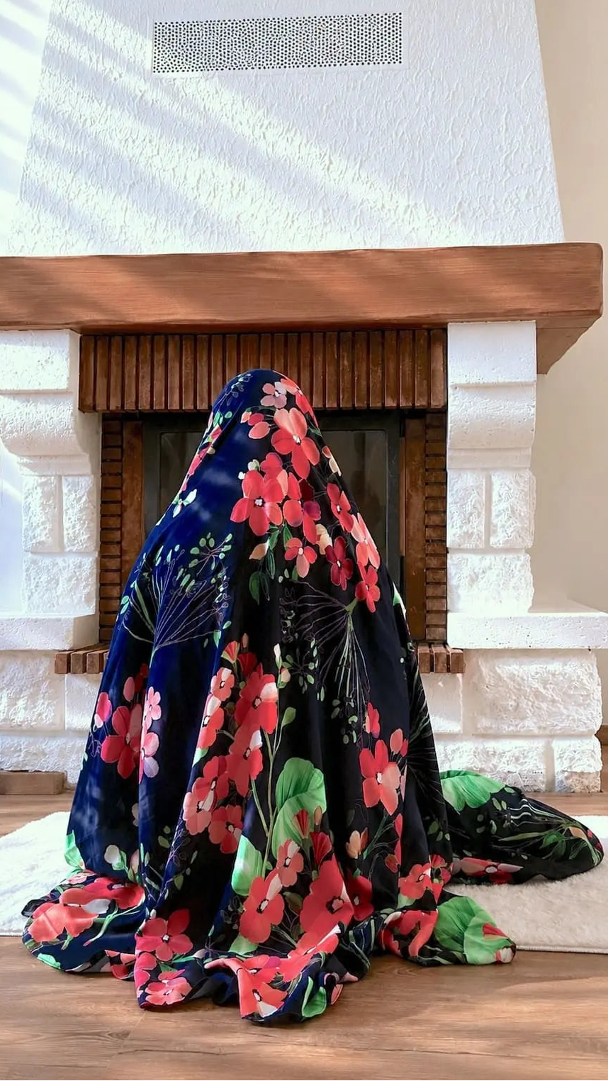 Tenue de prière Maghrib bleu marine à grandes fleurs roses — robe de prière femme Flowae