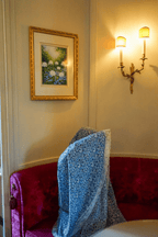 ensemble de prière noor bleu en coton fleuri éthique eco responsable dans un décor artistique flowae
