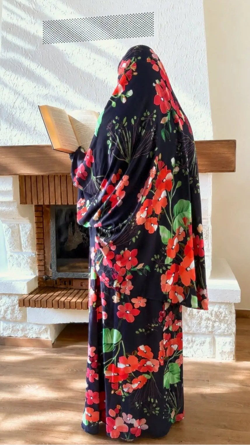 Tenue de prière Maghrib bleu marine fleurie femme lisant le Coran en robe de prière Flowae