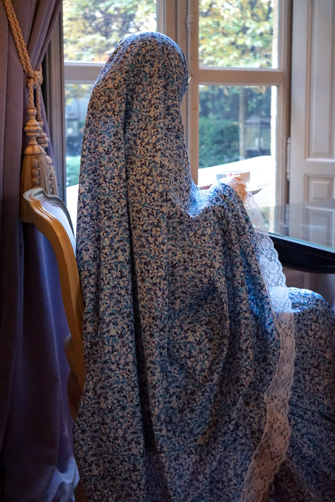 robe de prière en coton bleu fleuri et dentelle éthique esthétique